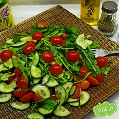 Салат с рукколой, помидорами и огурцами