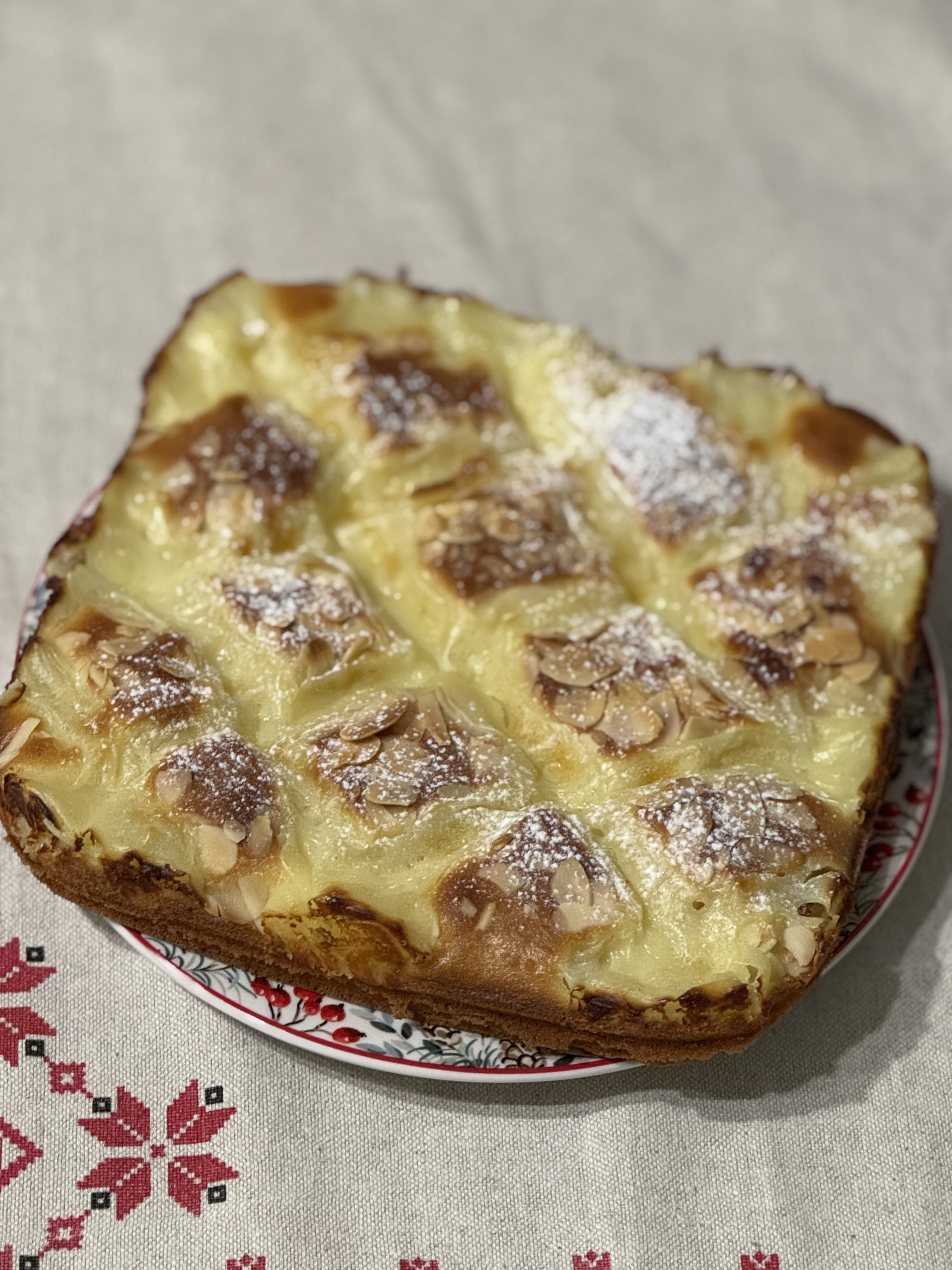 Пирог с кремом-суфле и миндальными лепестками 