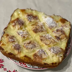 Пирог с кремом-суфле и миндальными лепестками 