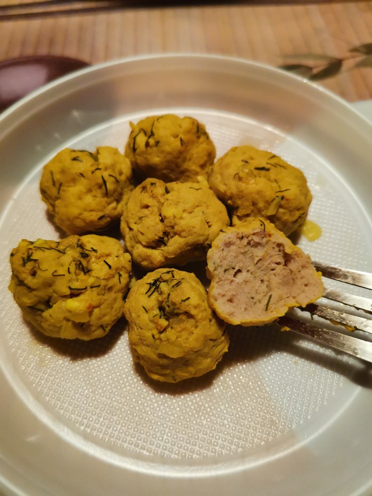 Куриные фрикадельки в луковом соусе с куркумой и укропом