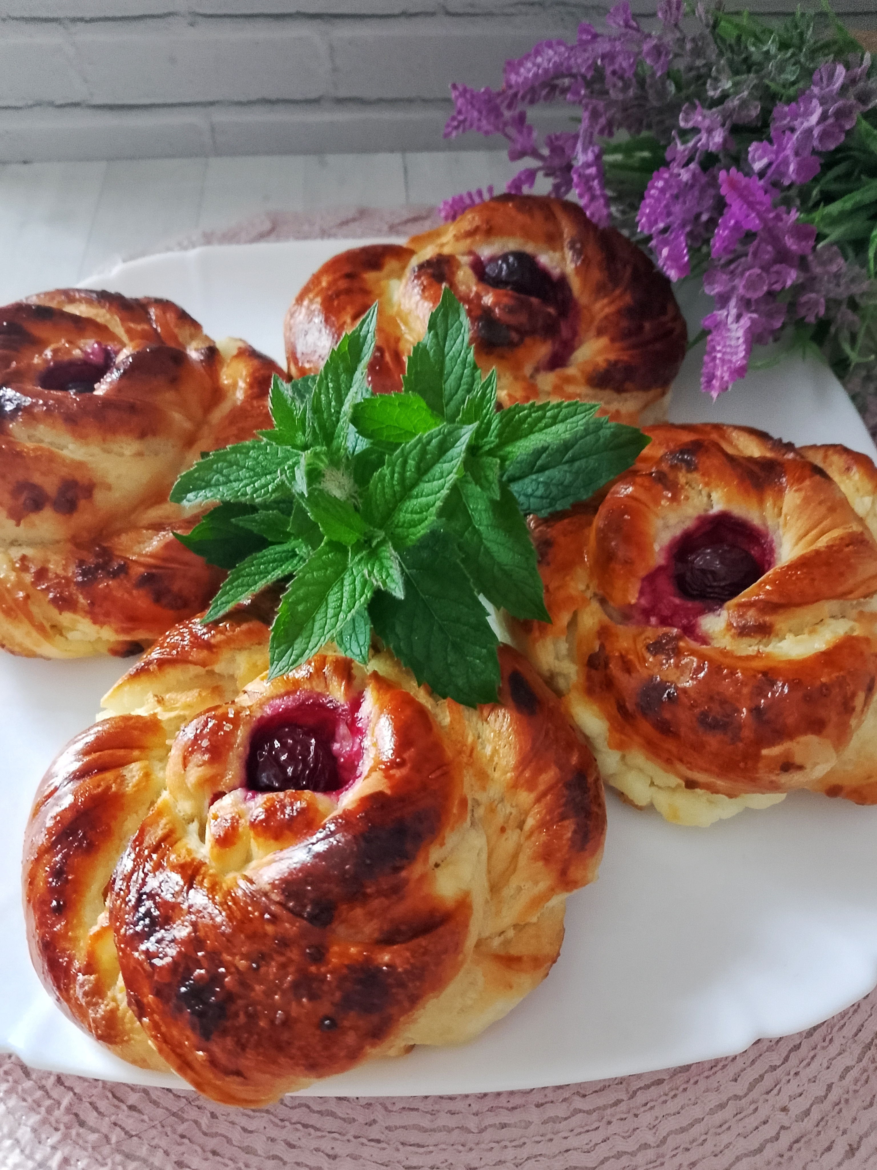 Булочки из слоёного дрожжевого теста с творогом