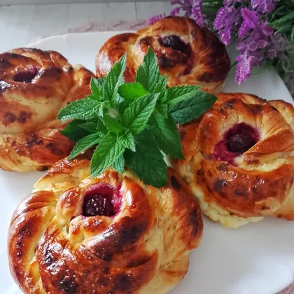 Булочки из слоёного дрожжевого теста с творогом