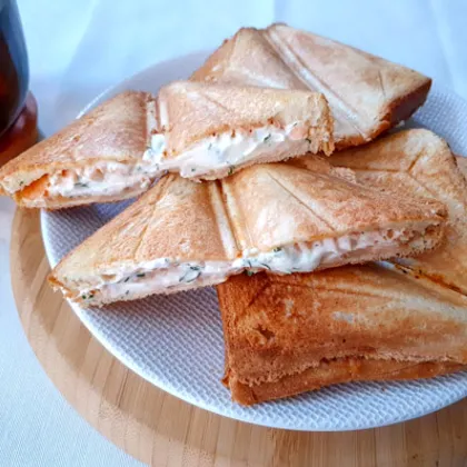 Лососево-творожные тосты в сэндвич-тостере