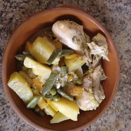 Тушёный картофель с курицей и овощами