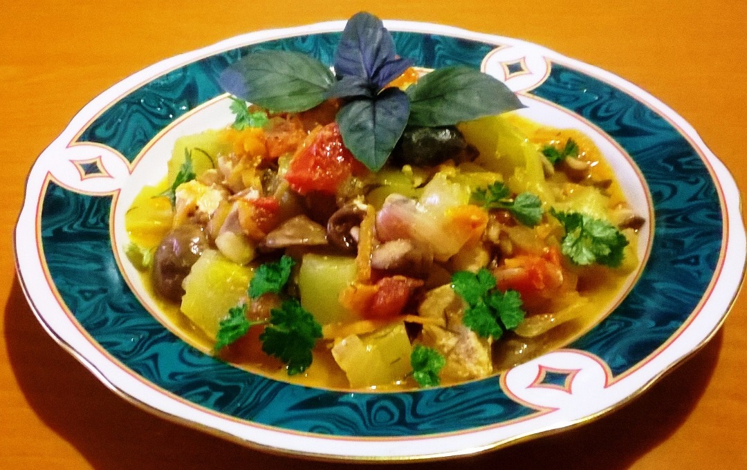 Овощное рагу с куриной грудкой и грибами
