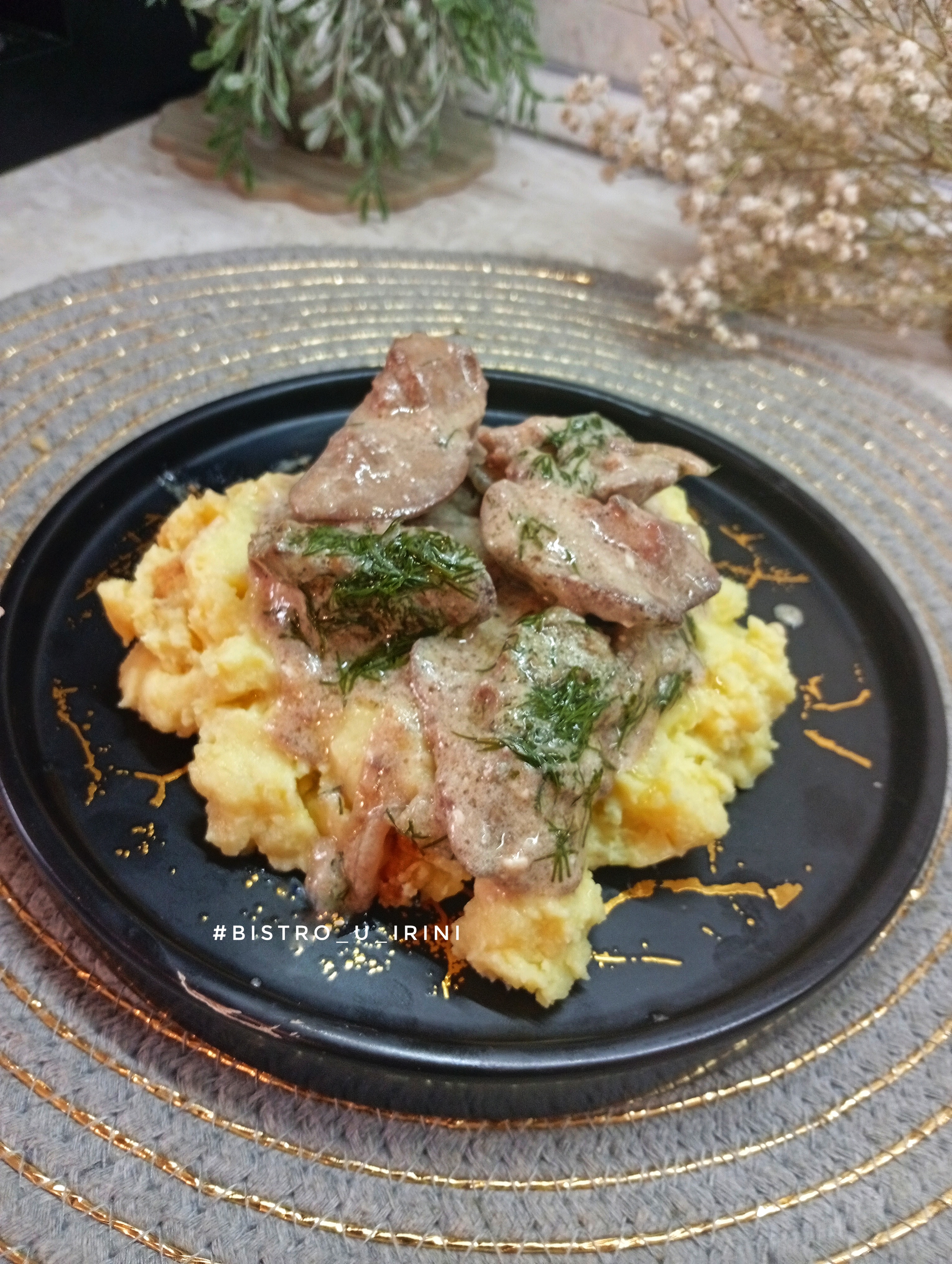 Куриная печень в сметане с луком