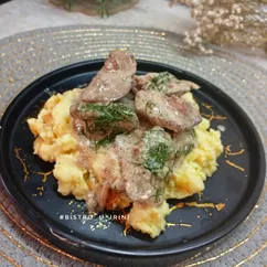 Куриная печень в сметане с луком