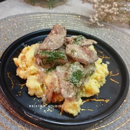 Куриная печень в сметане с луком