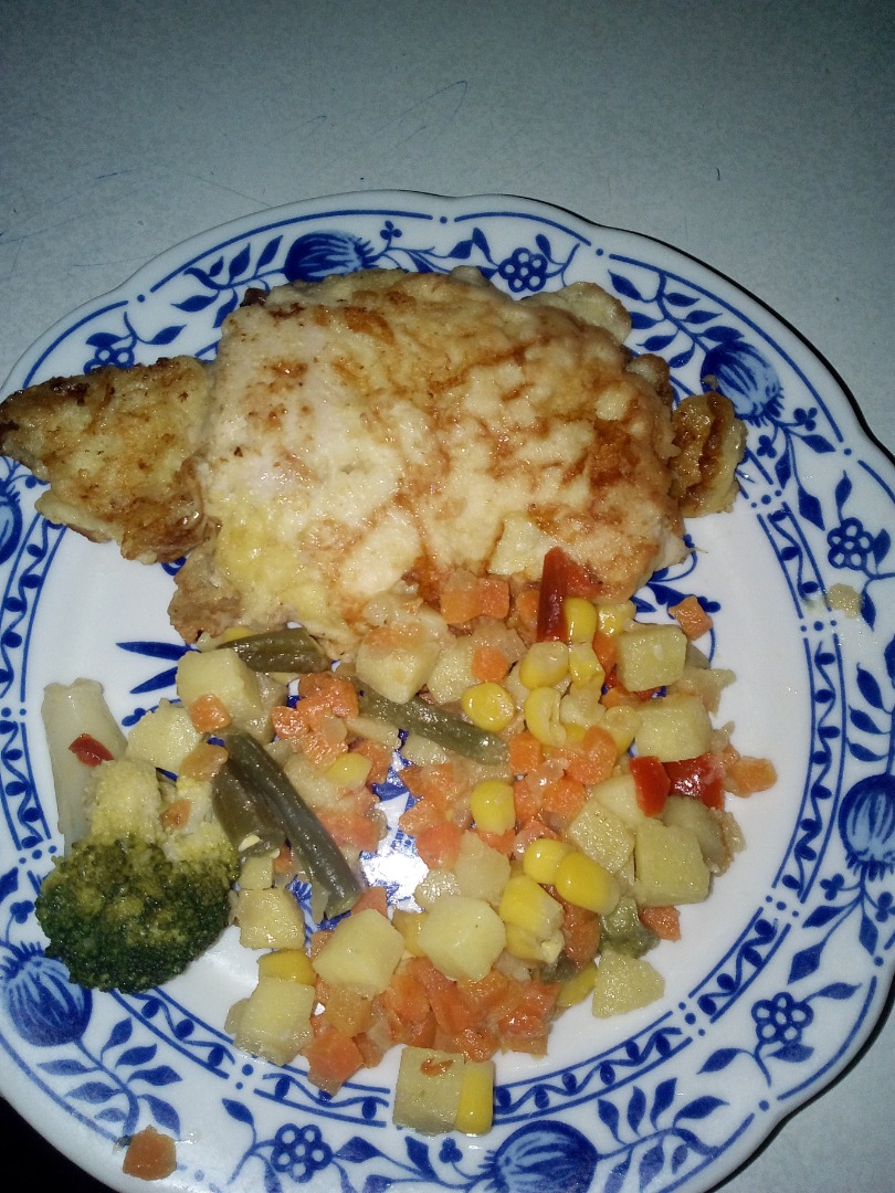 Куриная грудка в кляре с тушеными овощами