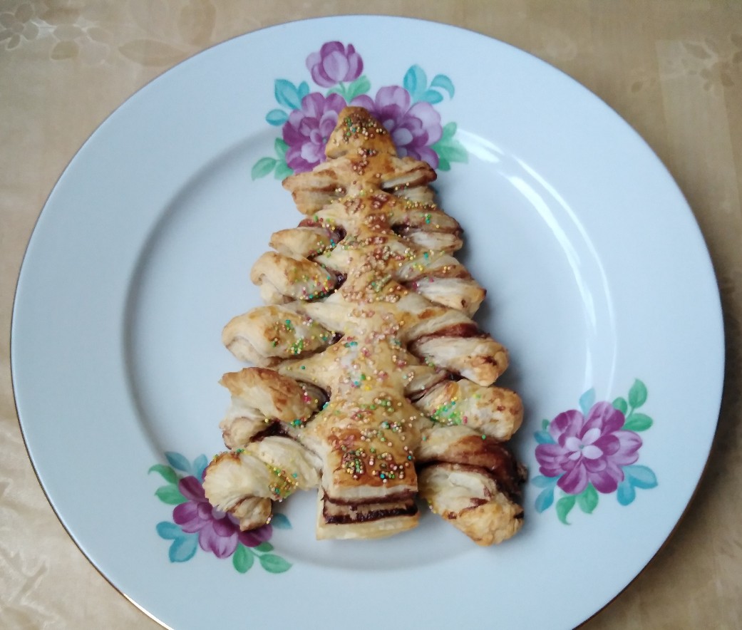 Елочка из слоёного теста