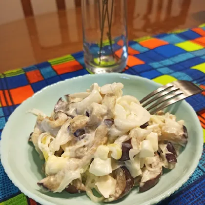 Салат с жареными баклажанами, яйцом и маринованным луком