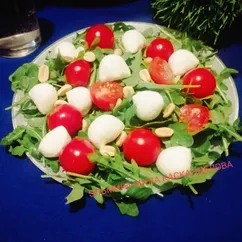 Салат с рукколой, помидорами и моцареллой