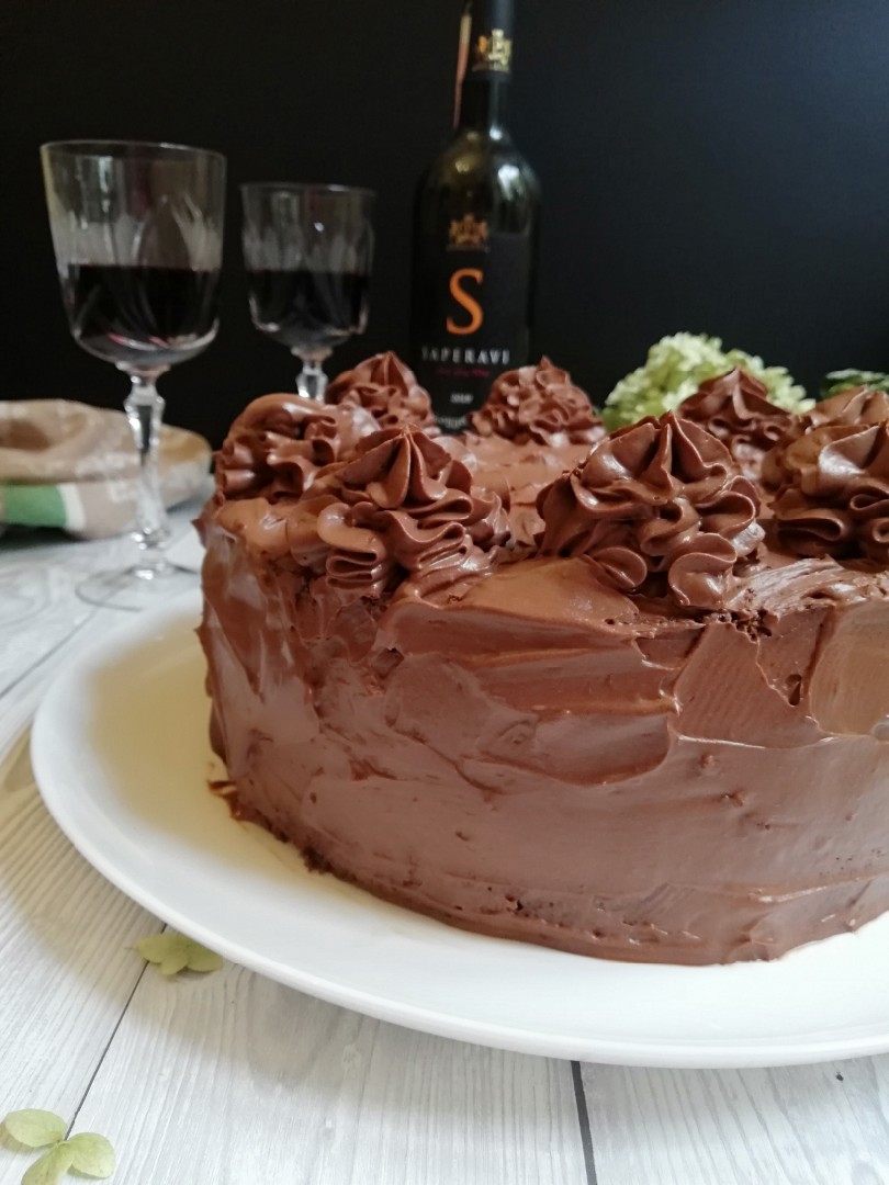 Шоколадный бисквитный торт с шоколадным сметанным кремом
