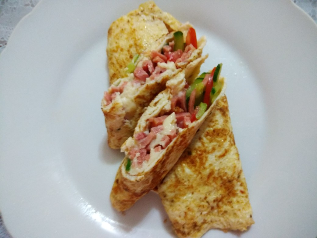 Яичный рулет с начинкой