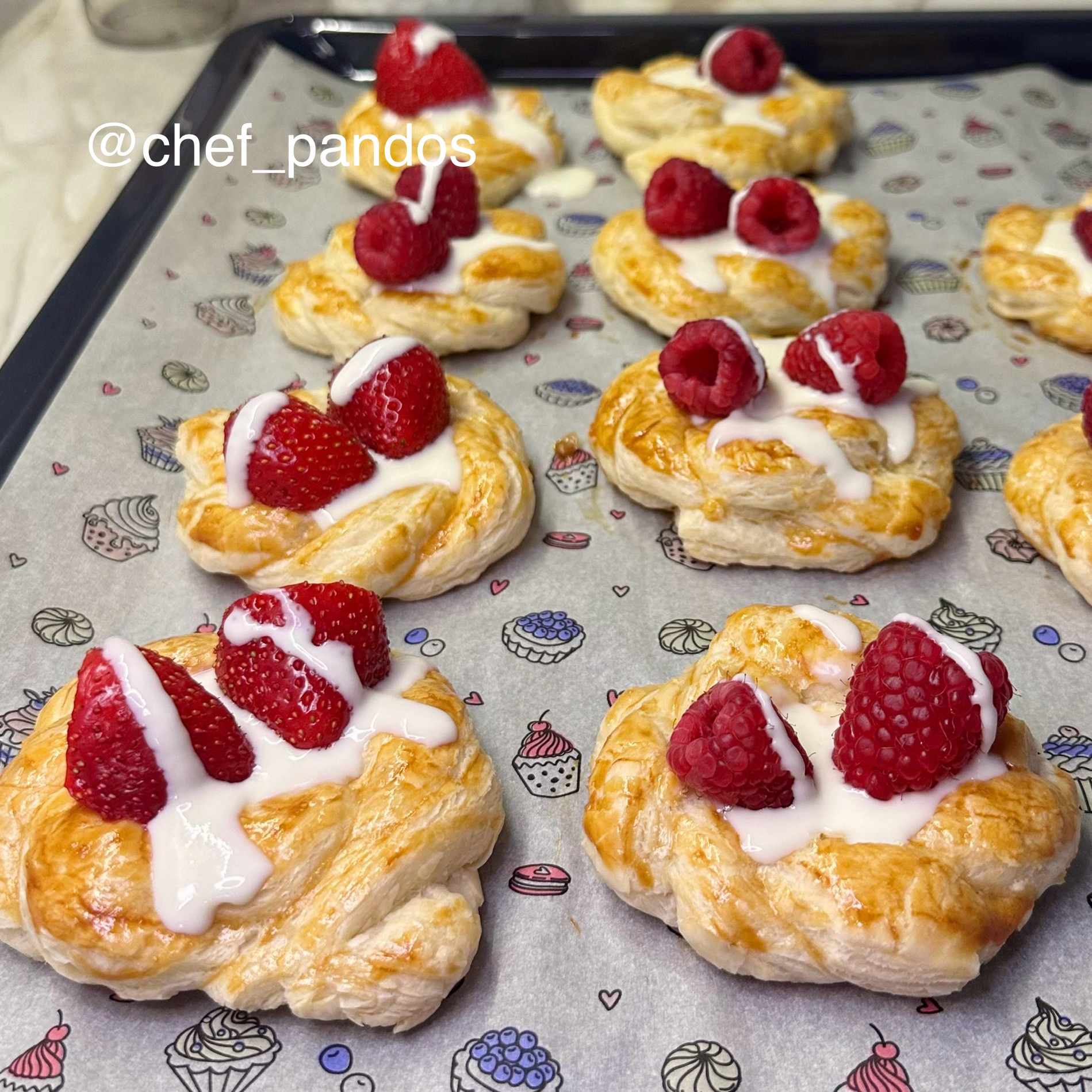 Слойки с кремом и ягодами