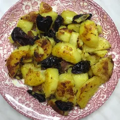 Картофель, жаренный с черносливом