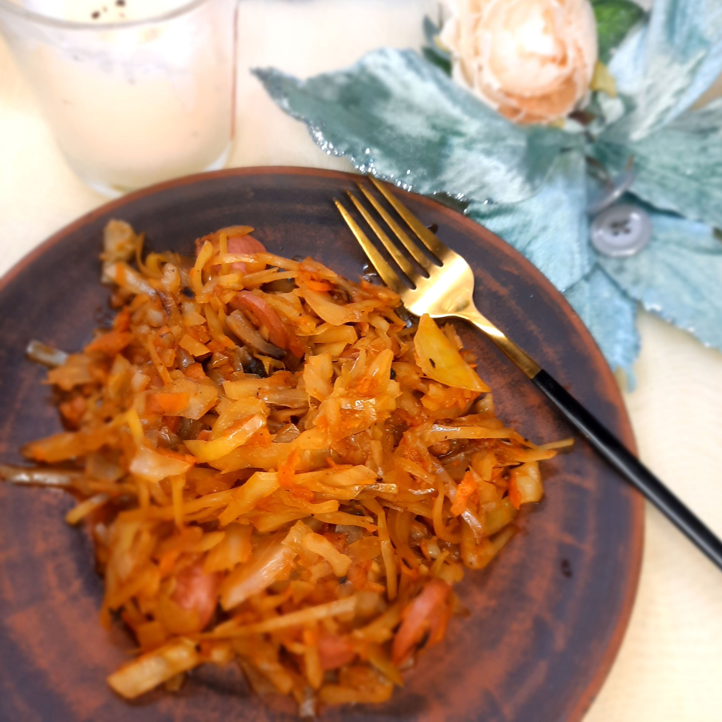 Тушеная капуста с сосисками