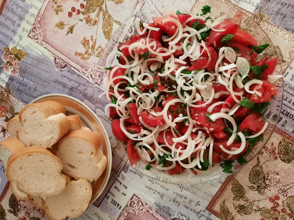 Летний салат из помидоров к шашлыку