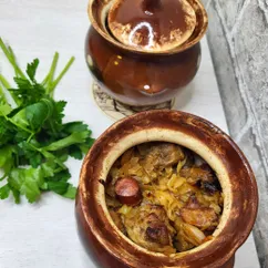 Солянка по-московски запечённая в горшочках