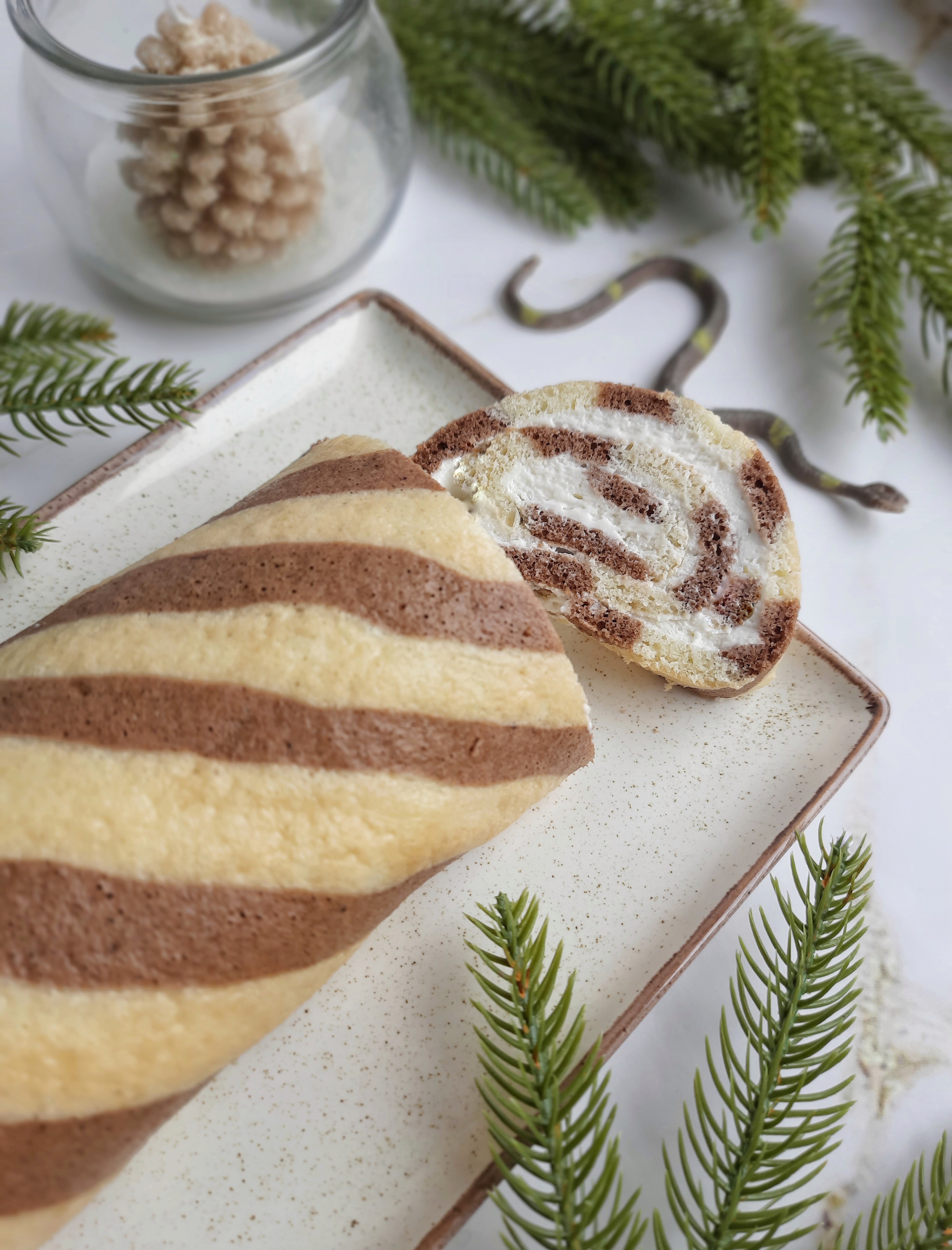 Новогодний бисквитный рулет. Новогодняя выпечка