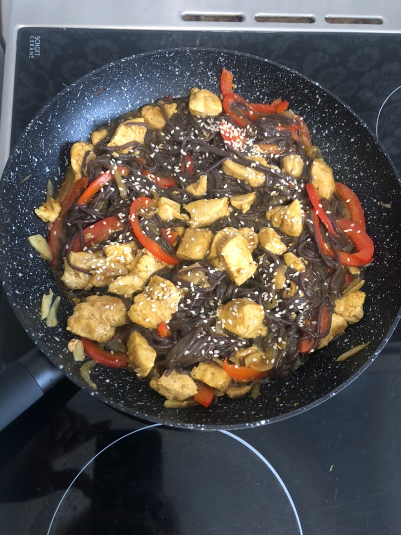 Курочка с чёрной вермишелью