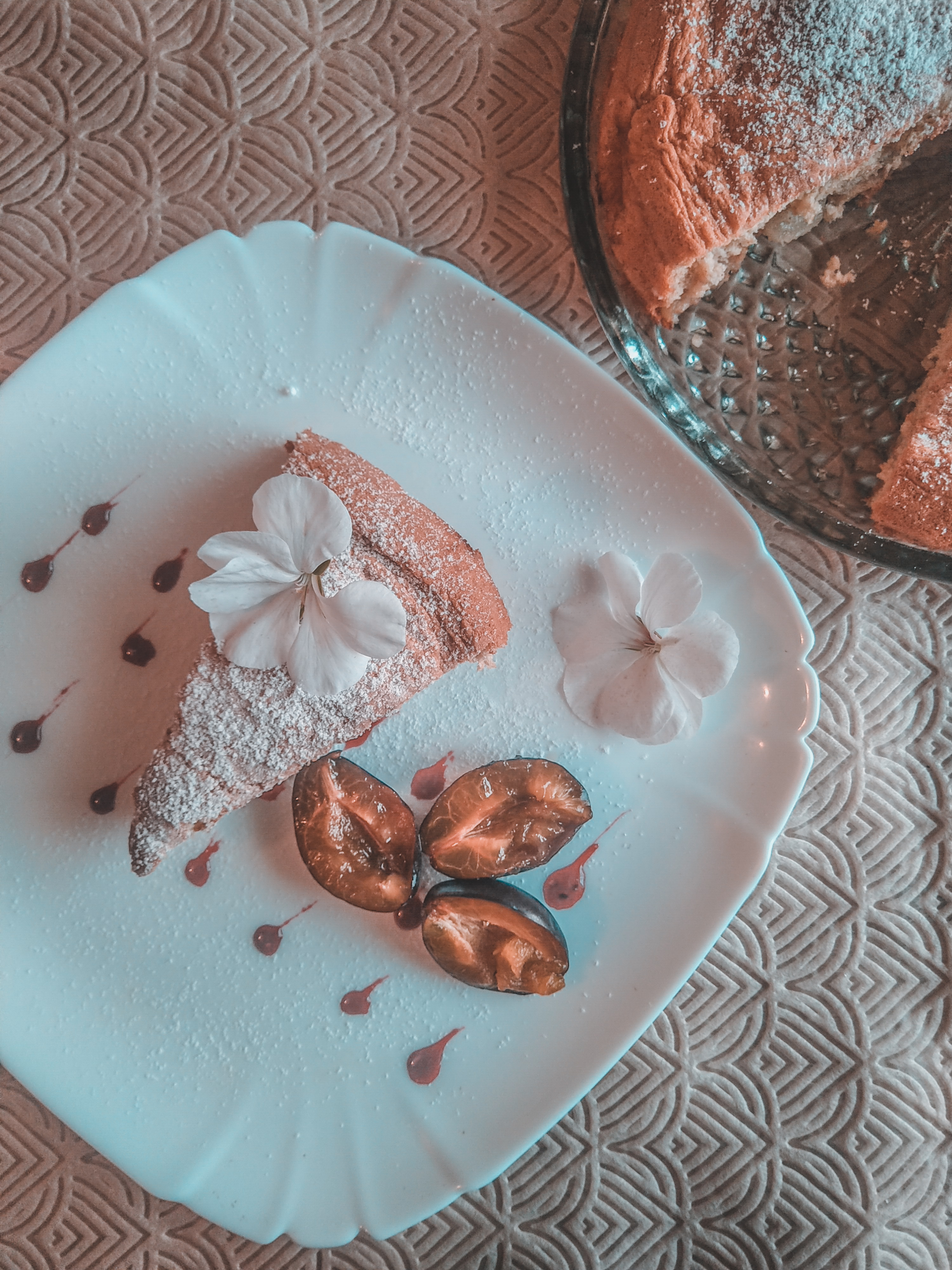 Шарлотка с яблоками и грушей