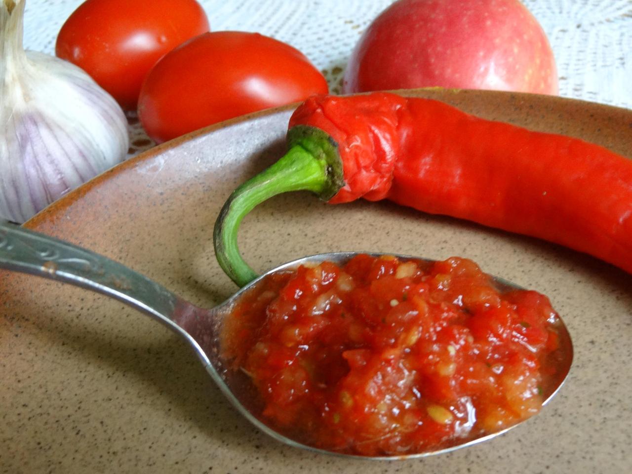2 рецепта сырой аджики из помидоров с чесноком, перцем и пряностями