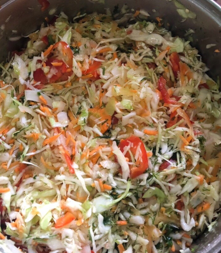 Капуста перец лук масло. Витаминный салат на зиму. Салат с капустой и перцем болгарским. Салат с капустой и морковью с уксусом. Салат из капусты и перца.