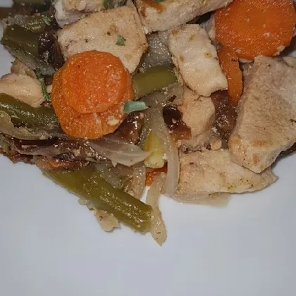 Курица с черносливом и овощами