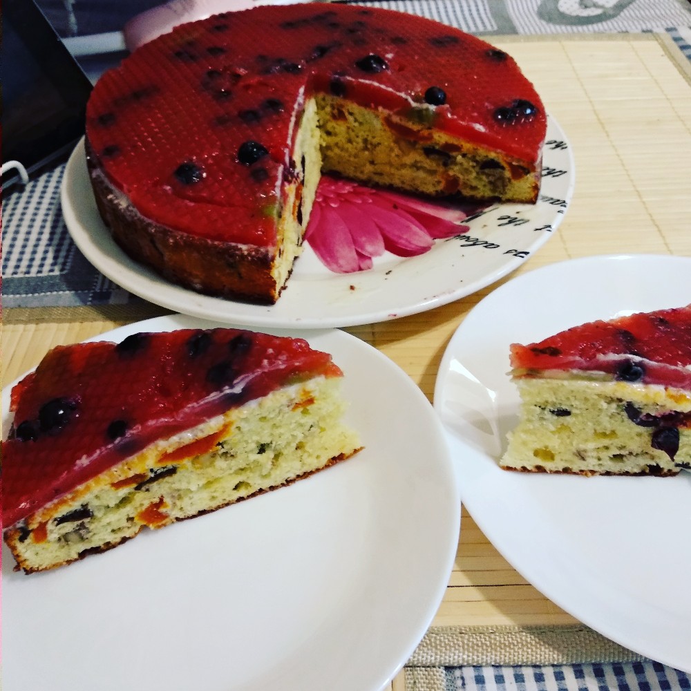 Творожный пирог с сухофруктами и орехами покрытый желе с ягодами