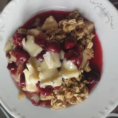 Овсяный крамбл с яблоками, вишнёвым соусом и сыром Бри