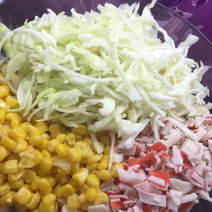 Салат с капустой, кукурузой и крабовыми палочками
