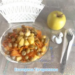 Салат с морковью по-корейски с зеленым горошком и яблоком