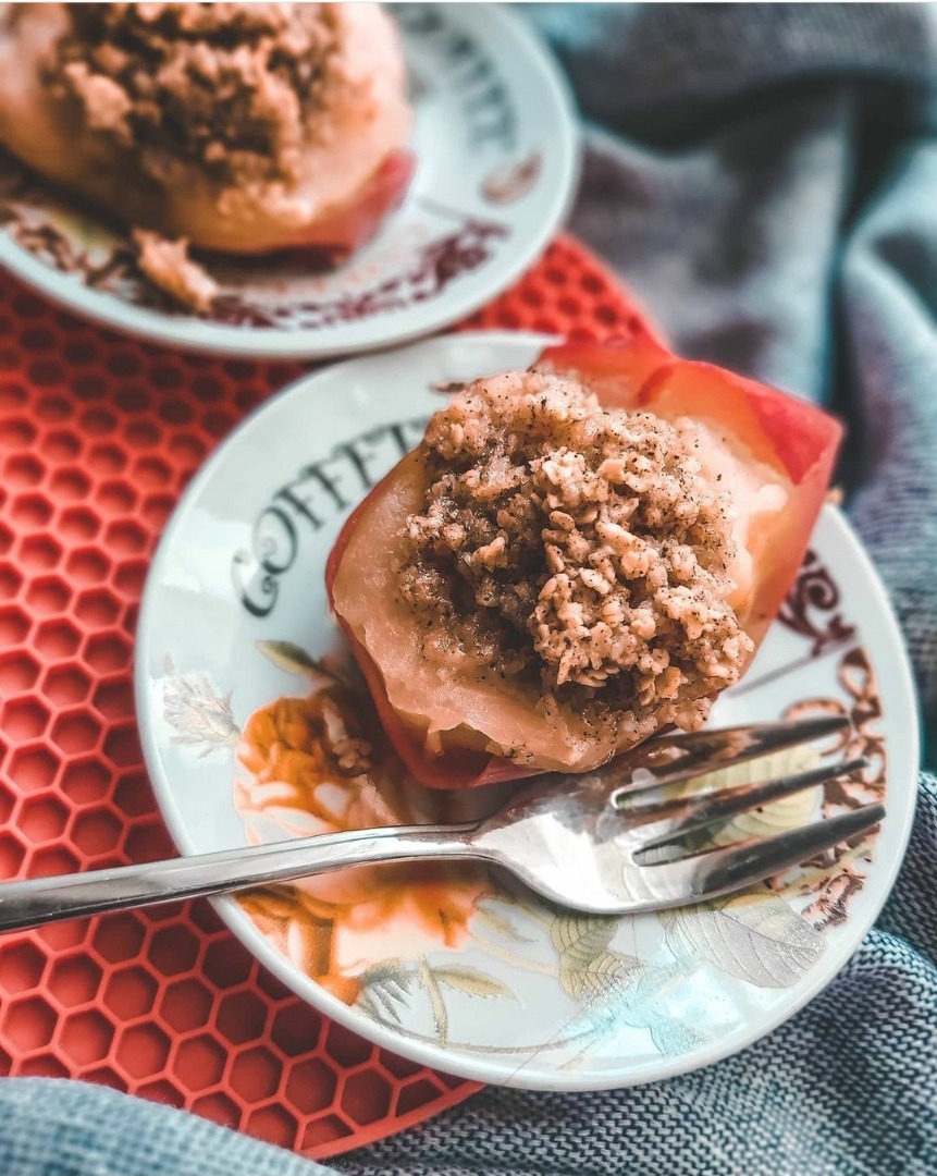 Запечённые яблоки с овсянкой