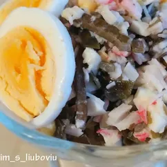 Салат из морской капусты с крабовыми палочками