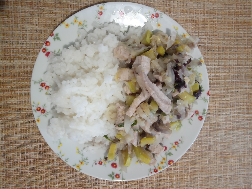 Рис с тушёнными овощами и курицей