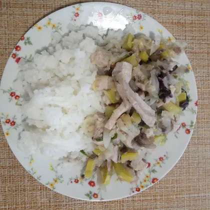 Рис с тушёнными овощами и курицей