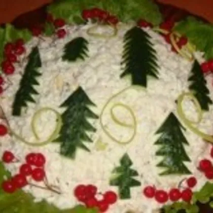 Салат с овощами, фруктами, грибами и курицей «Новогодняя елочка»