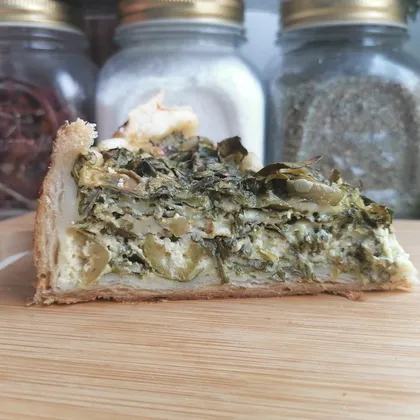 Пирог на слоеном тесте с зеленью, сыром и оливками