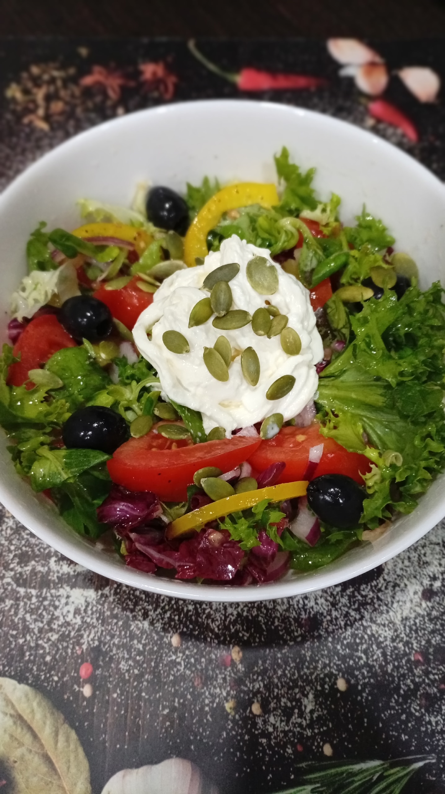 Салат из овощей со страчателлой и маслинами