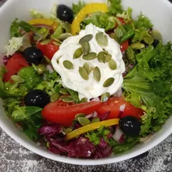 Салат из овощей со страчателлой и маслинами