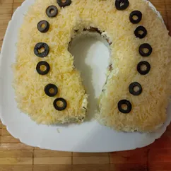 Новогодний салат "Подкова" 