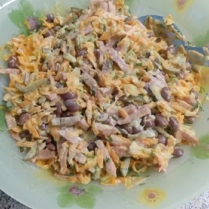 Салат с красной фасолью и колбасой