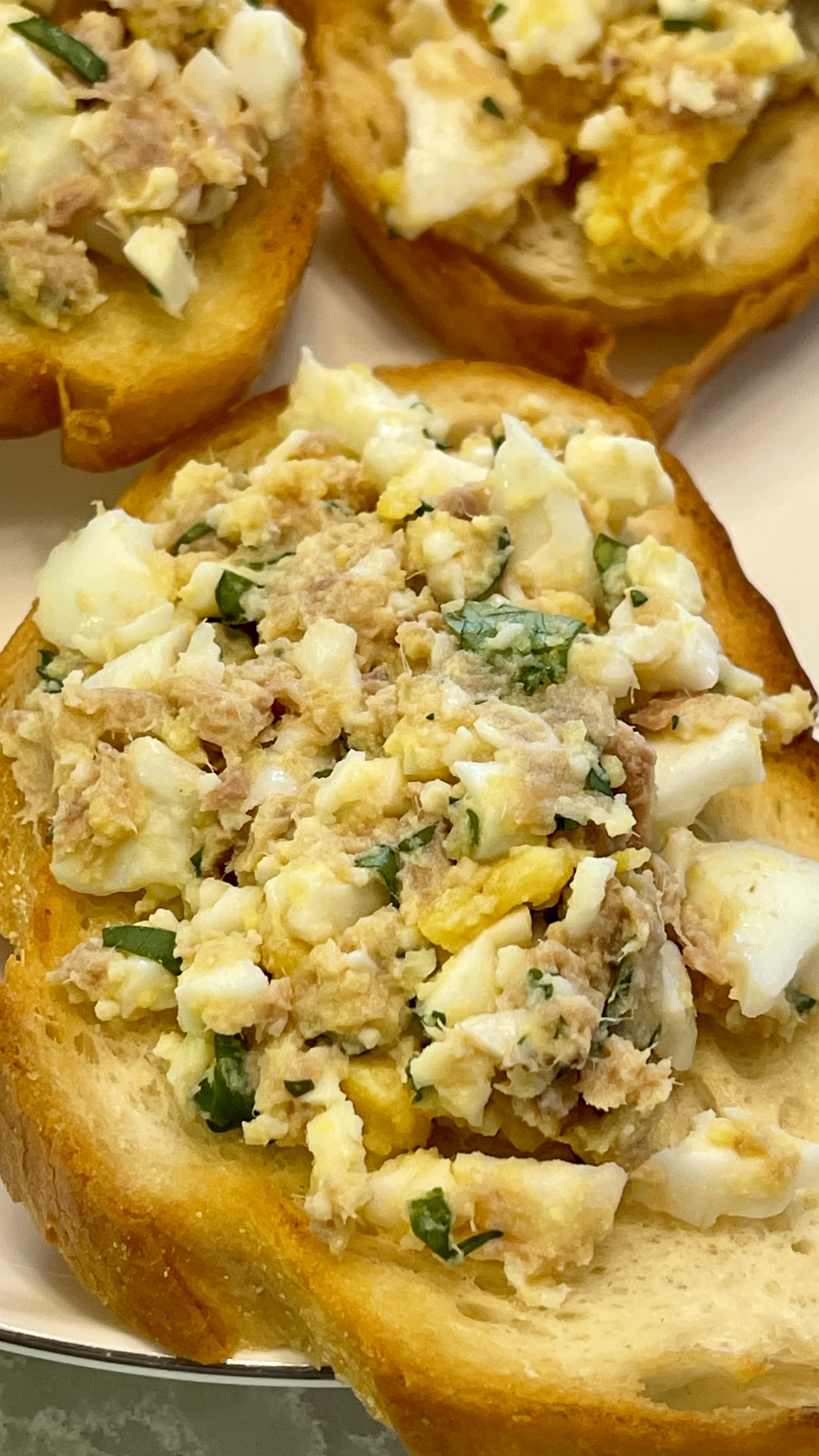 Бутерброды с тунцом и яйцом