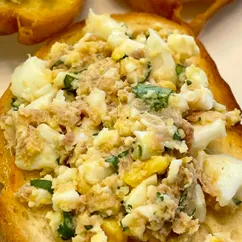 Бутерброды с тунцом и яйцом