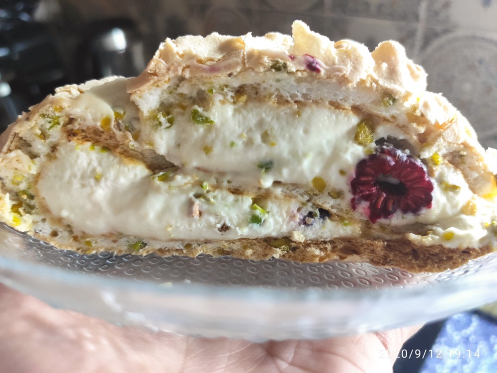 Меренговый рулет с фисташкой и малиной