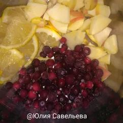 Компот из яблок, брусники и лимона