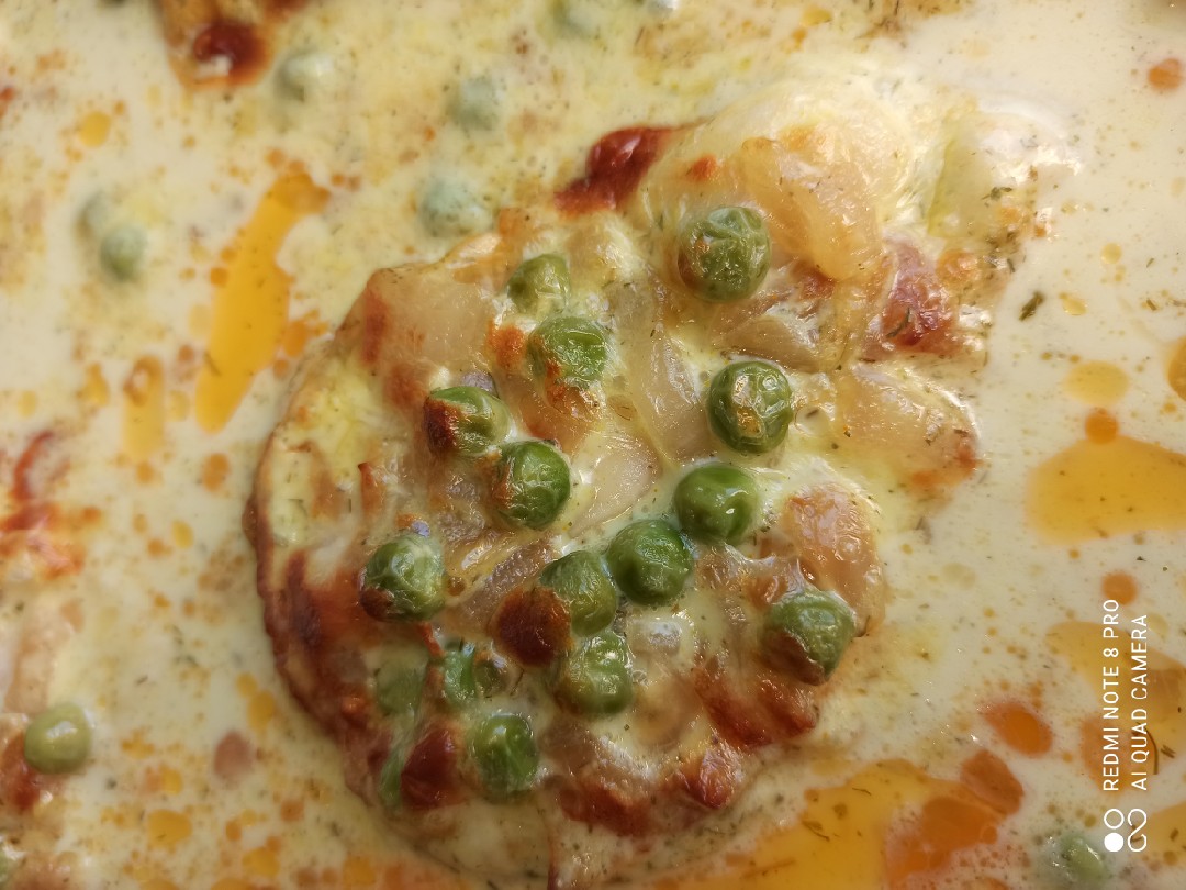 Куриное филе с зелёным горошком и сливочным сыром