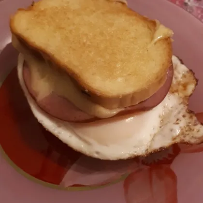 Жареный сандвич с яичницей