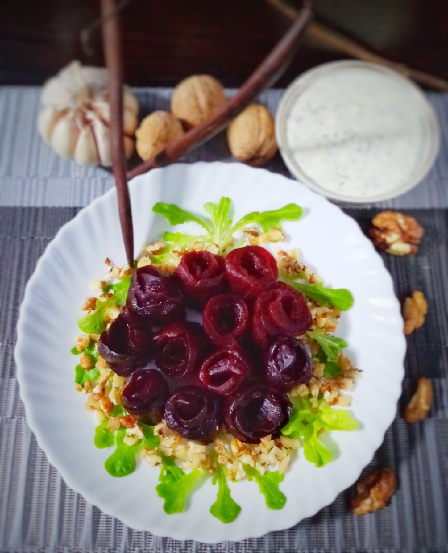Салат из запечённой свёклы с чесночным соусом и грецкими орехами